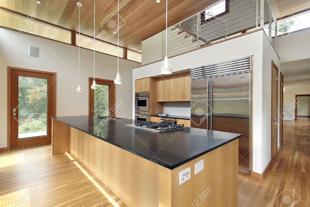 Küche in ultra moderne zuhause mit schwarzem granit insel lizenzfreie bilder 6739705