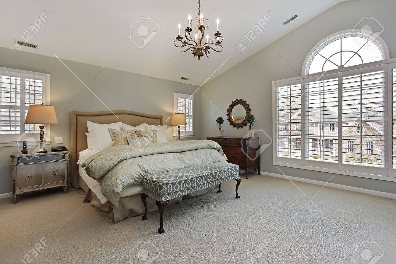 Master slaapkamer in luxe huis met circulaire venster royalty ...
