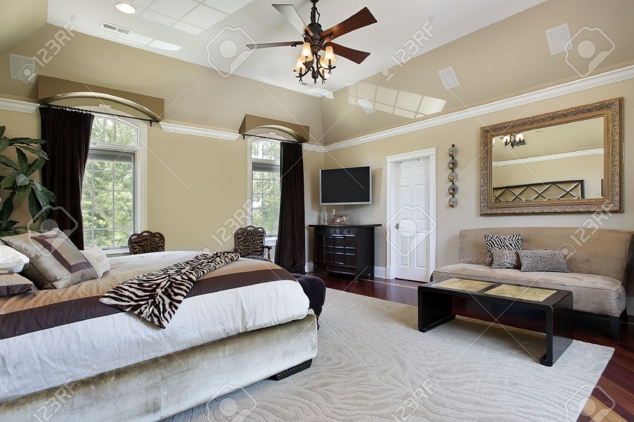 Chambre à coucher principale dans le luxe maison avec plafond de ...