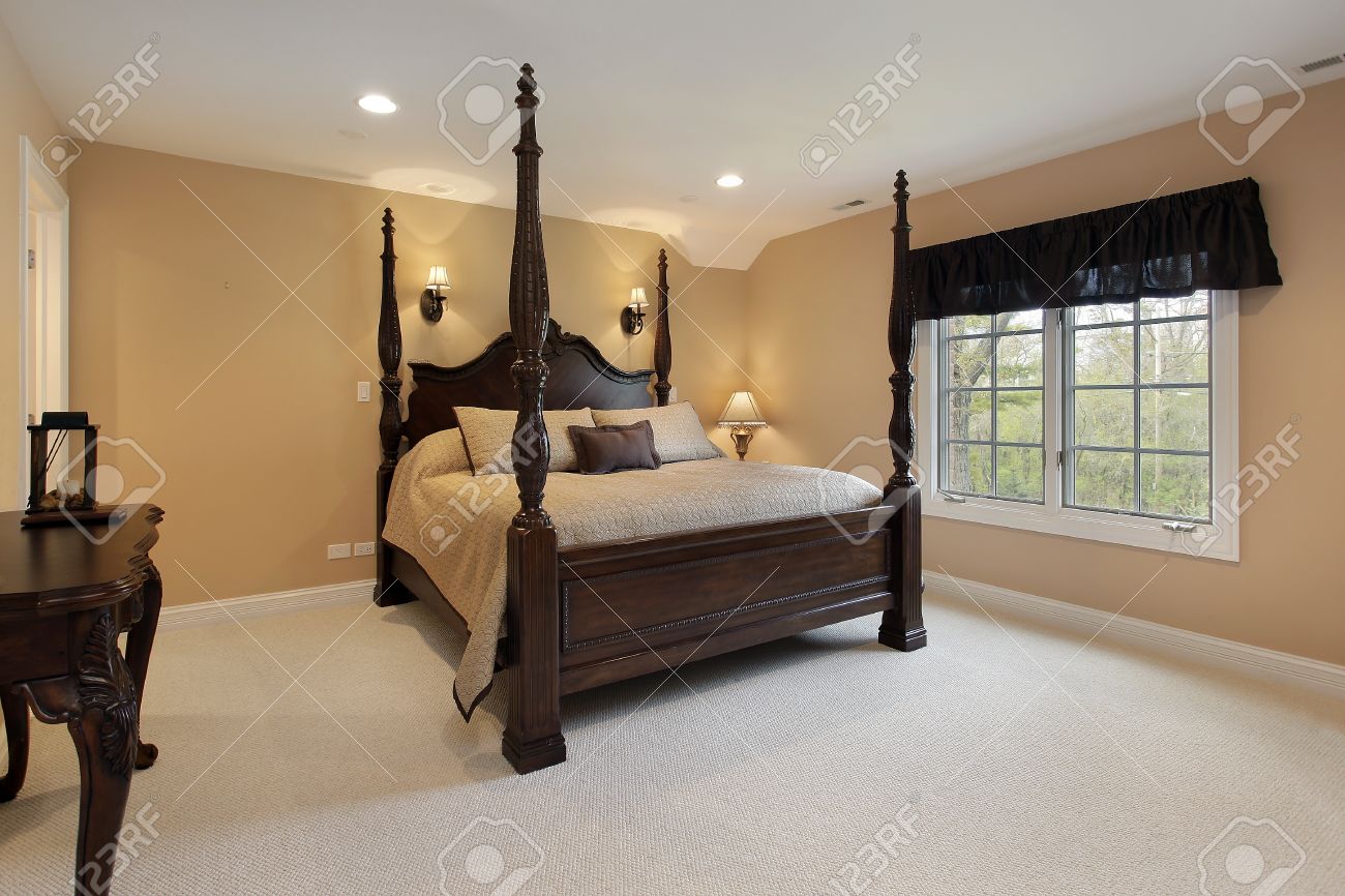 Master slaapkamer in luxe huis met gouden muren royalty vrije foto ...