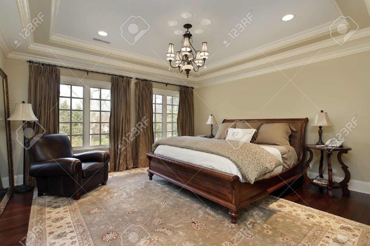 Master slaapkamer in luxe huis met lade plafond royalty vrije foto ...