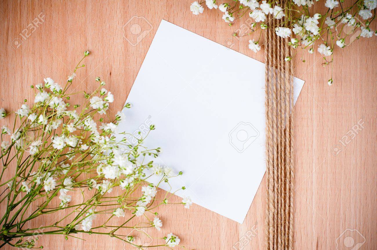 Legno bianco vintage: vintage sfondo a mano con fiori bianchi di ...