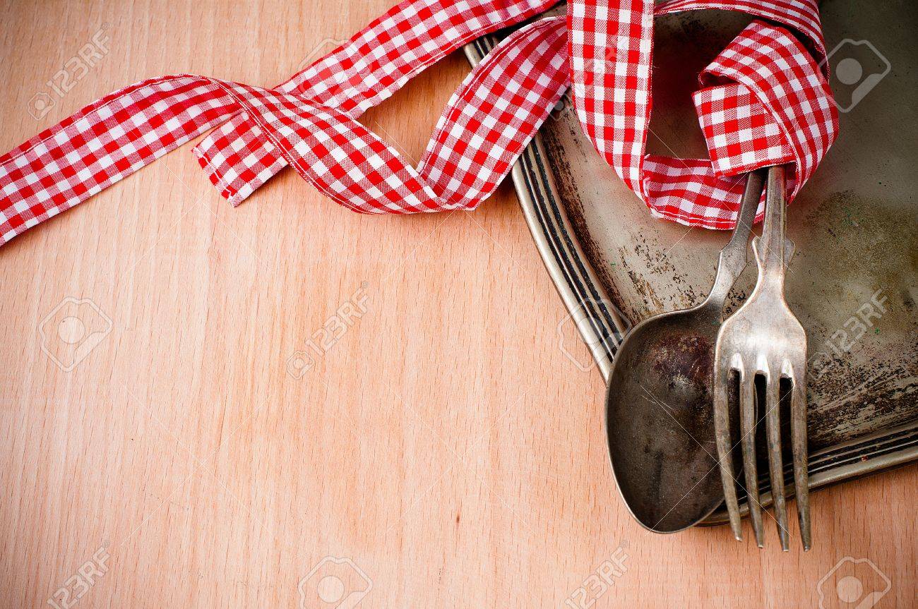 Vintage besteck mit rot weiÃe band, vintage tablett und holzbrett ... U küche rot