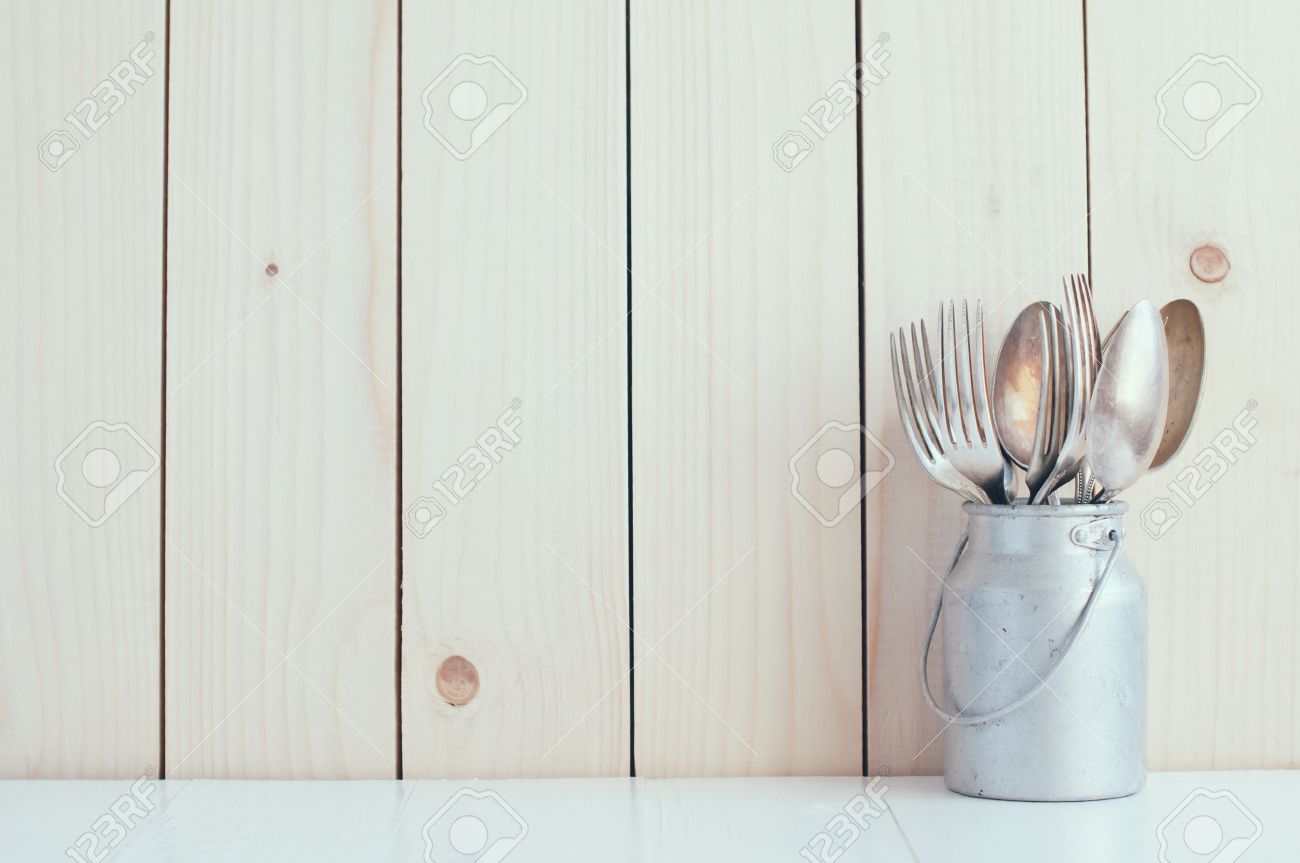 Décoration cuisine: ustensiles d'époque, cuillères et fourchettes ...