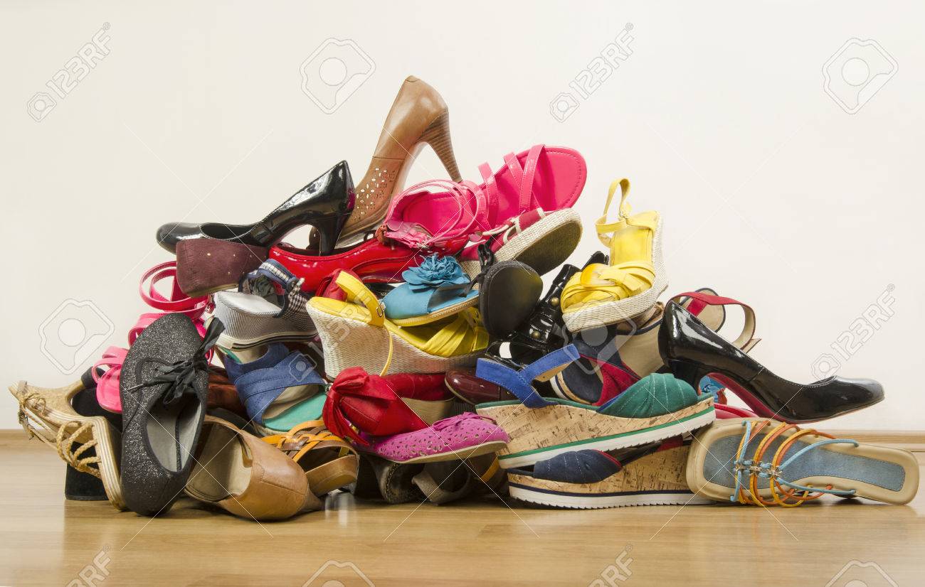 http://previews.123rf.com/images/luanateutzi/luanateutzi1501/luanateutzi150100024/35601230-Gros-tas-de-chaussures-color-es-de-femme-Untidy-pile-de-chaussures-jet-es-sur-le-sol--Banque-dimages.jpg