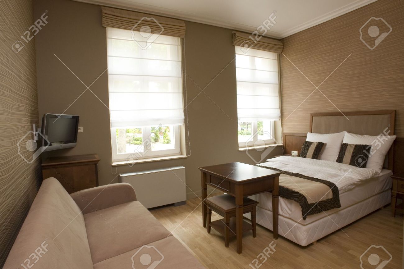 Une chambre à coucher avec un design simple et propre. une ...