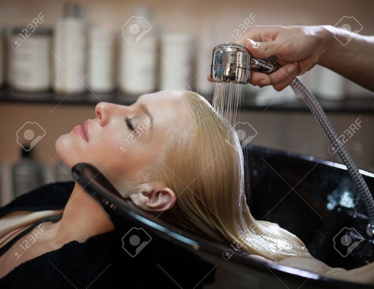 Washing hair royalty vrije foto's, plaatjes, beelden en stock ... Slaapkamer donker meubilair