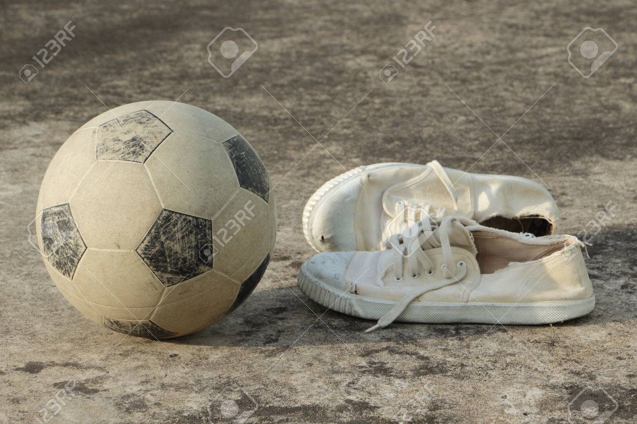 Risultati immagini per palla da calcio in strada