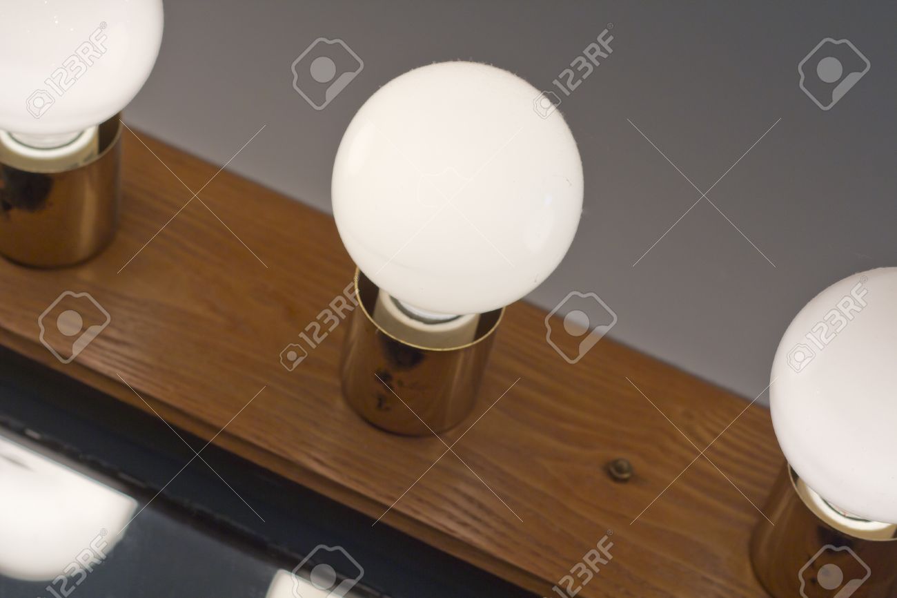 Bianco lampadine candelabri globo bagno sopra specchio foto ... Tipo di lampadina specchio bagno