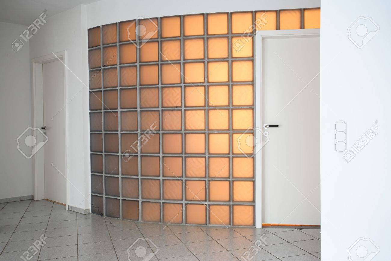 Une chambre moderne et blanc porte banque d'images et photos ...