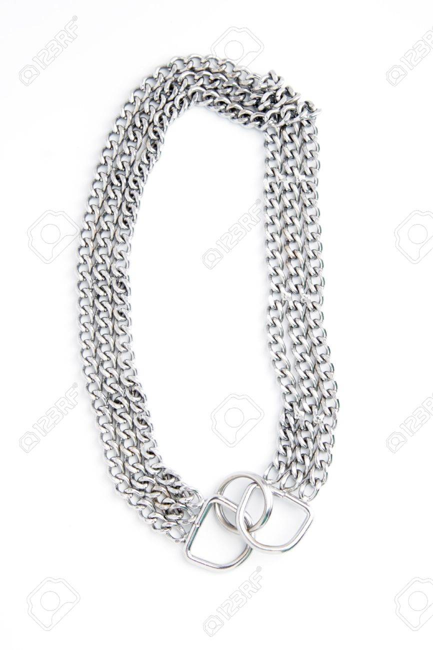 Foto de archivo , El perro un collar de gruesas cadena para perros grandes aislados en un fondo blanco.