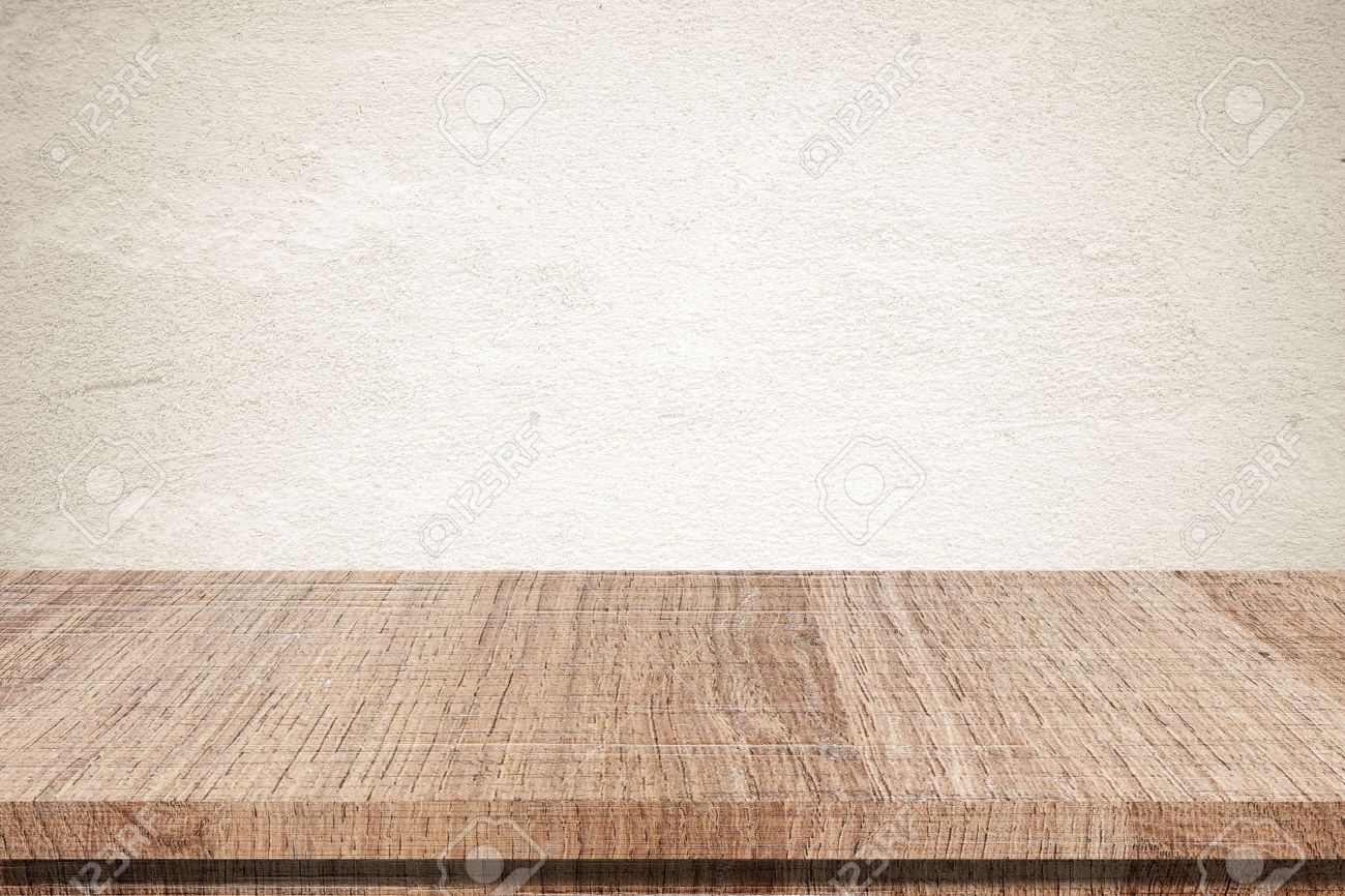 Lege houten tafel over grunge cement muur royalty vrije foto ...
