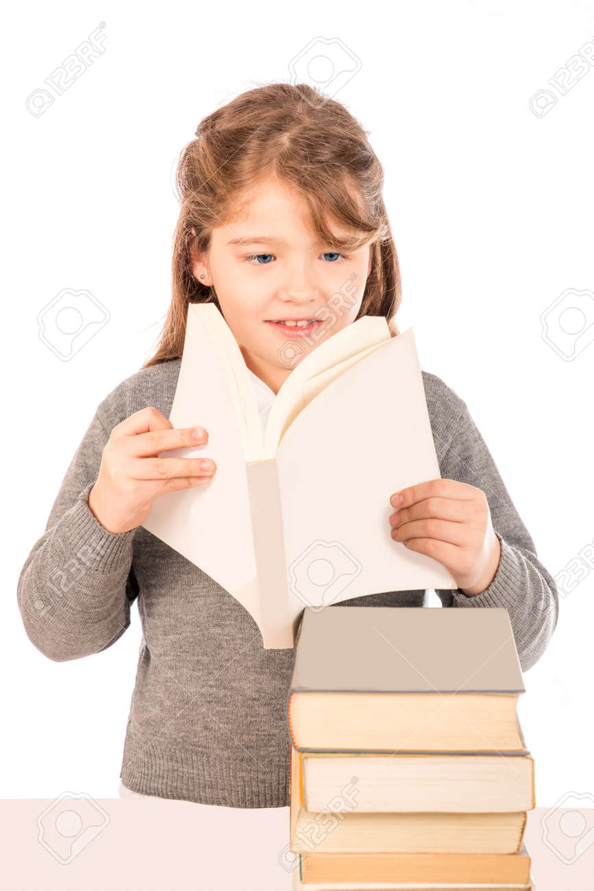 Una piccola ragazza con una divisa scolastica grigia a leggere un ... Porta a libro grigia