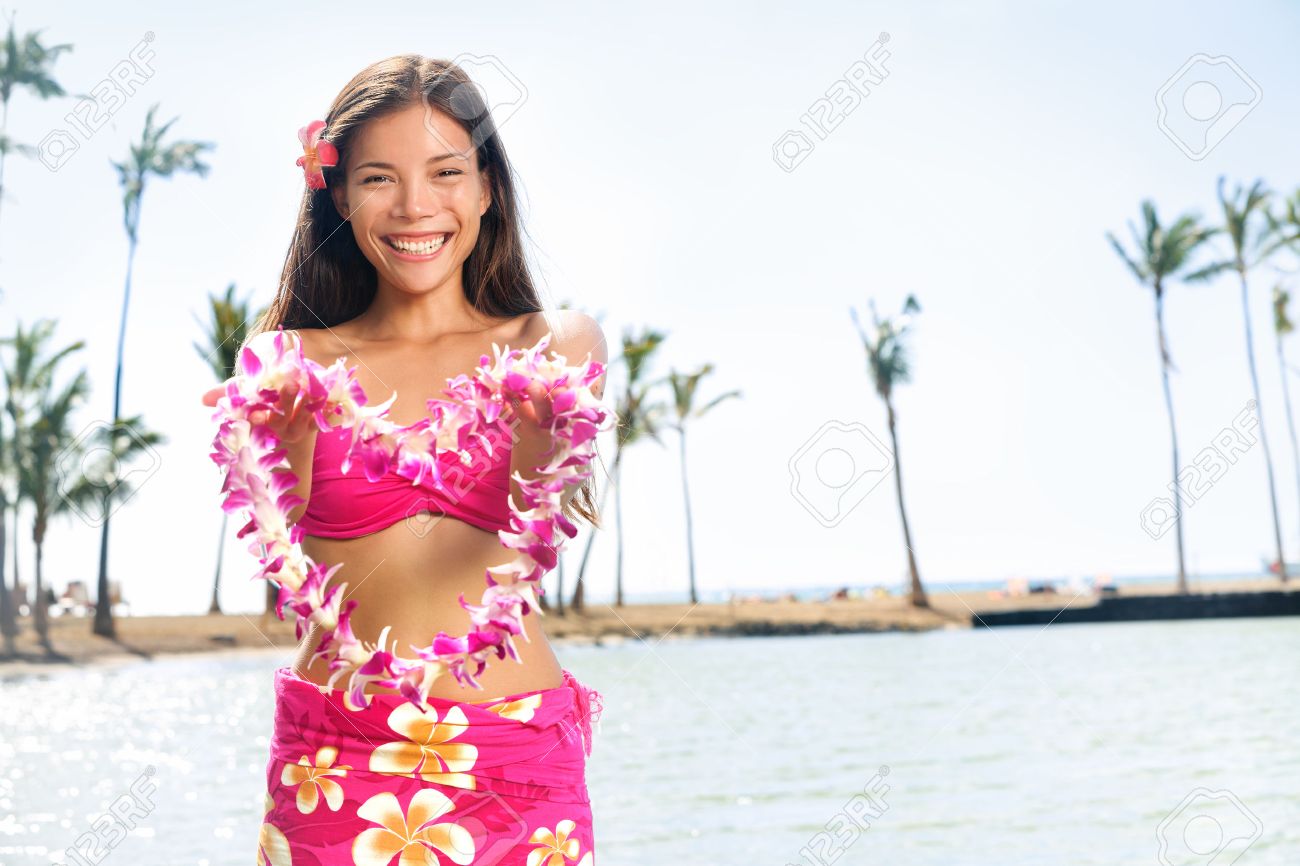 26735737-Hawaii-donna-che-mostra-il-fiore-lei-ghirlanda-di-orchidee-rosa-Bella-donna-sorridente-razza-mista-i-Archivio-Fotografico.jpg
