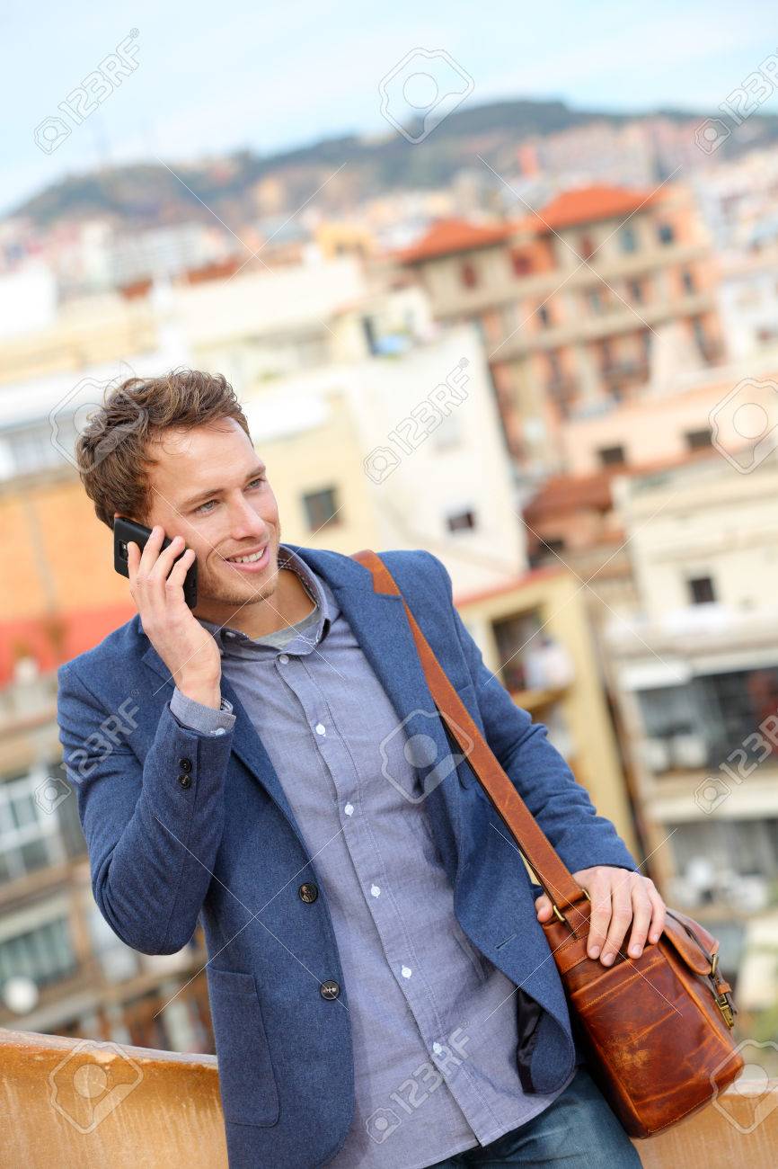 Un portable peut-il nous envoyer des ondes qui affecterait.. 27940375-Homme-sur-le-t-l-phone-intelligent-jeune-homme-d-affaires-parlant-sur-le-smartphone-Homme-d-affaires-Banque-d%27images