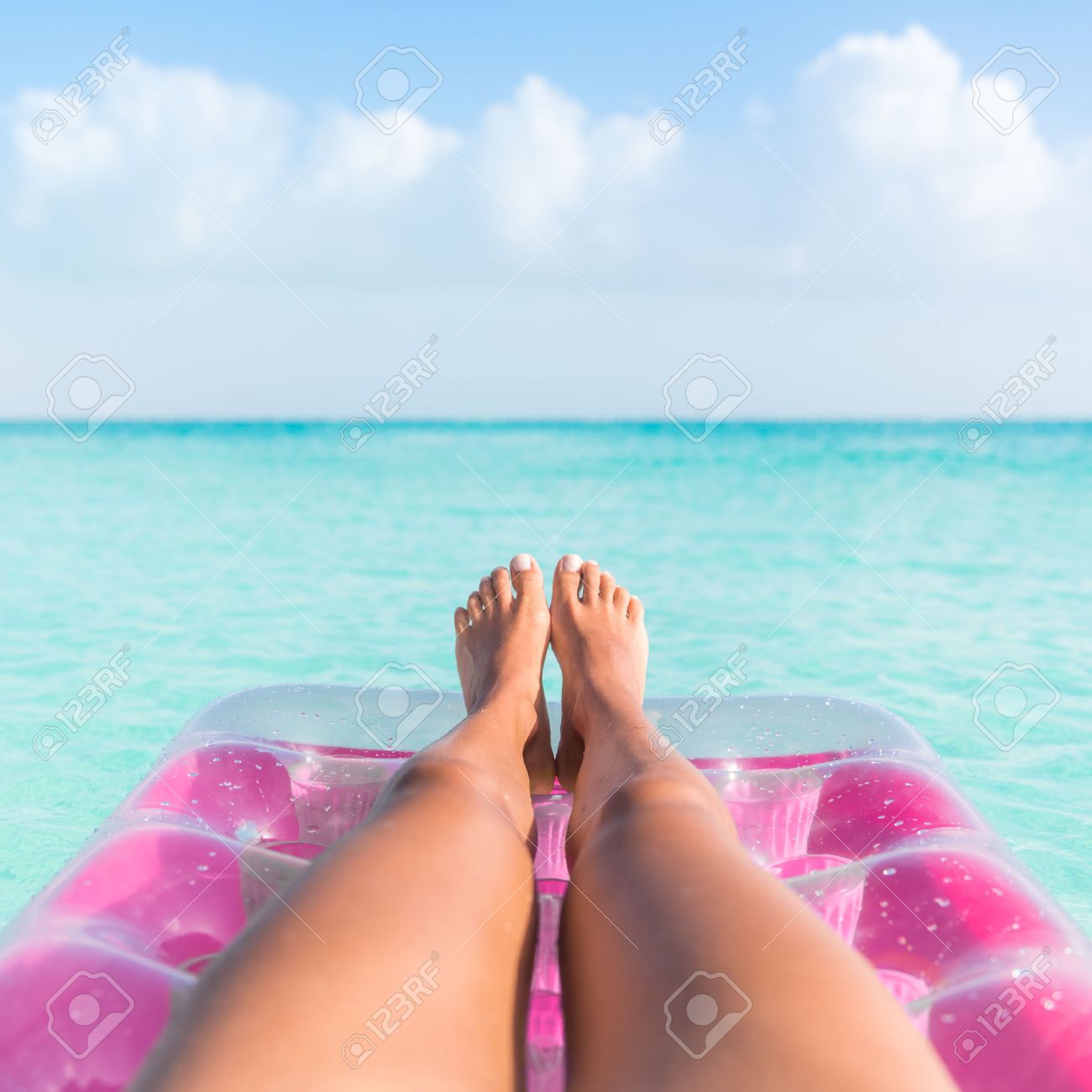 Zomervakantie meisje onderlichaam close up. looien van de vrouw ...