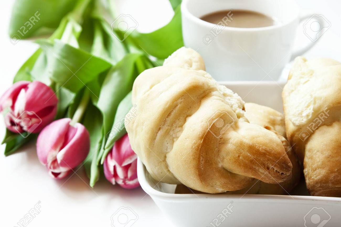 26613145-Colazione-con-cornetti-fatti-in-casa-tazza-di-caff-e-Fiori-rosa-Archivio-Fotografico.jpg