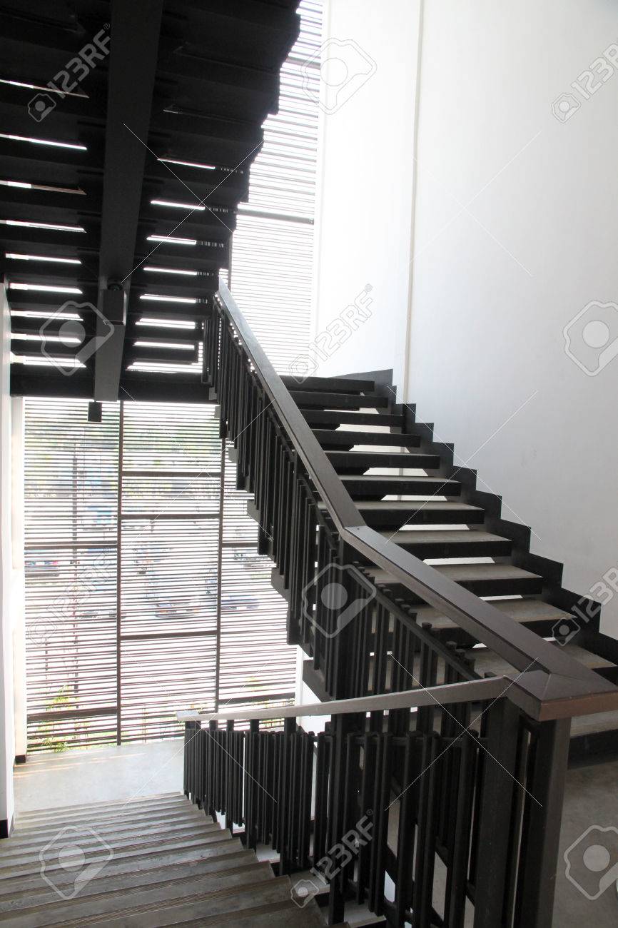 Trap gemaakt van zwart hout in het interieur. royalty vrije foto ...