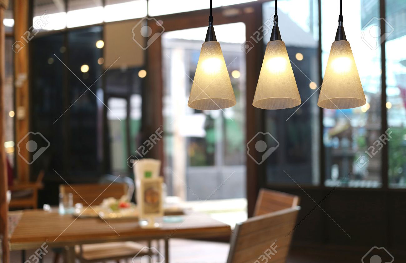 Varm belysning moderna taklampor i caféet och inredning restaurang ... Betong vegg tapet