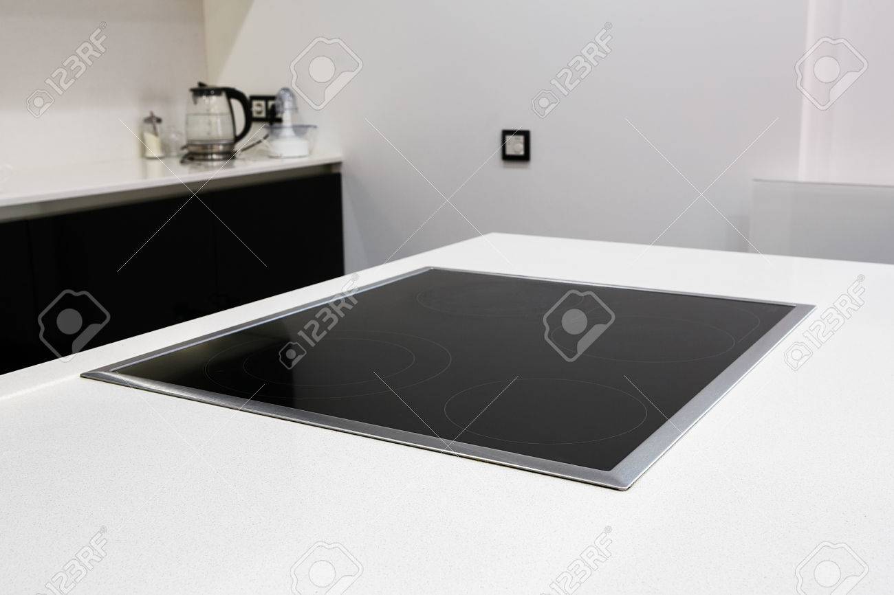Moderne zwarte inductie kookplaat, fornuis, kookplaat of ... Keuken in hout
