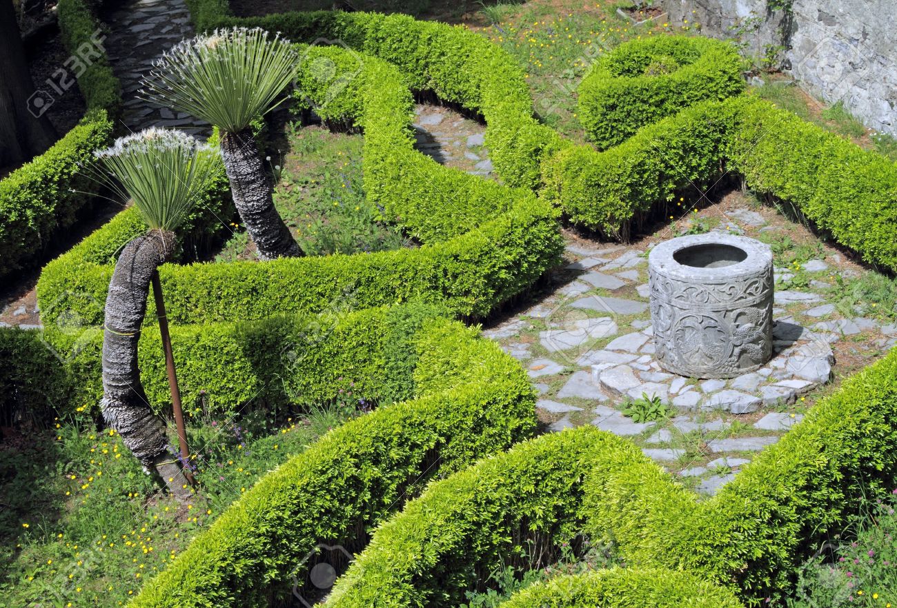 Giardino ornamentale con siepi e antico pozzo, giardino di villa ... Giardino Villa disegno