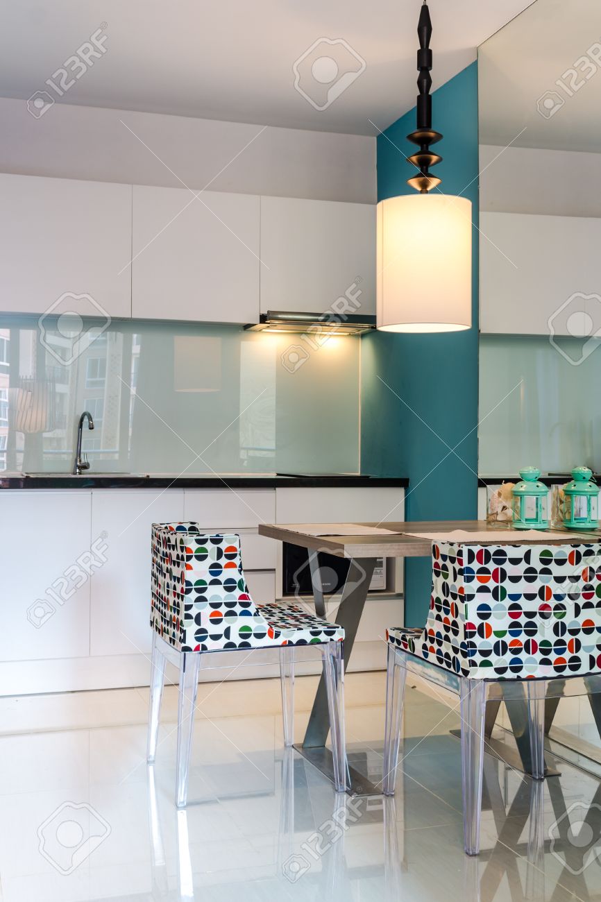 Section petite cuisine moderne dans l'appartement. banque d'images ...