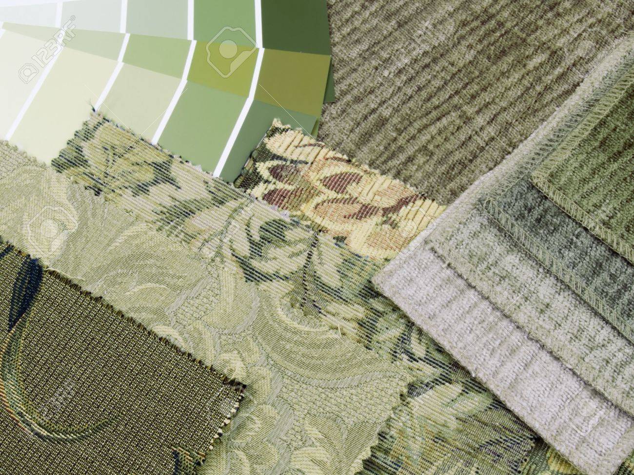 Interieur decoratie plan van groene bedrukte textiel en groene ...