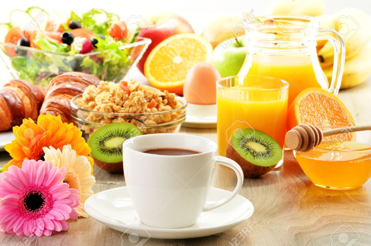 26616823-Prima-colazione-con-caff-succo-di-frutta-croissant-insalata-muesli-e-uova-Buffet-svedese-Archivio-Fotografico.jpg