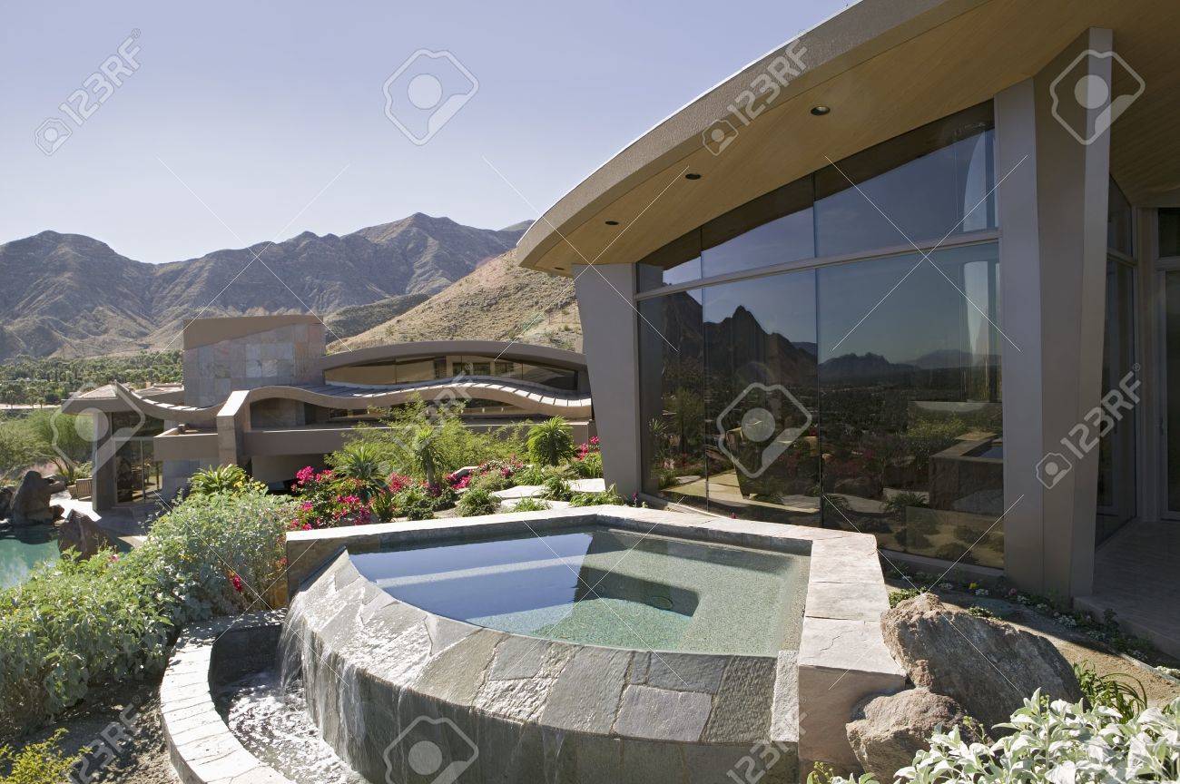 Extérieur d'une maison moderne avec une petite piscine et les ...