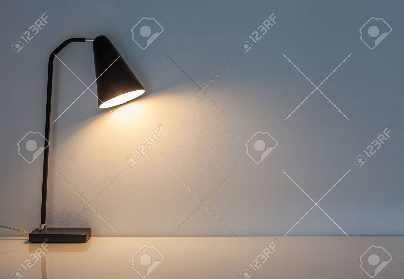 Die moderne schreibtischlampe an der wand hintergrund beleuchten ... Raum graue wand