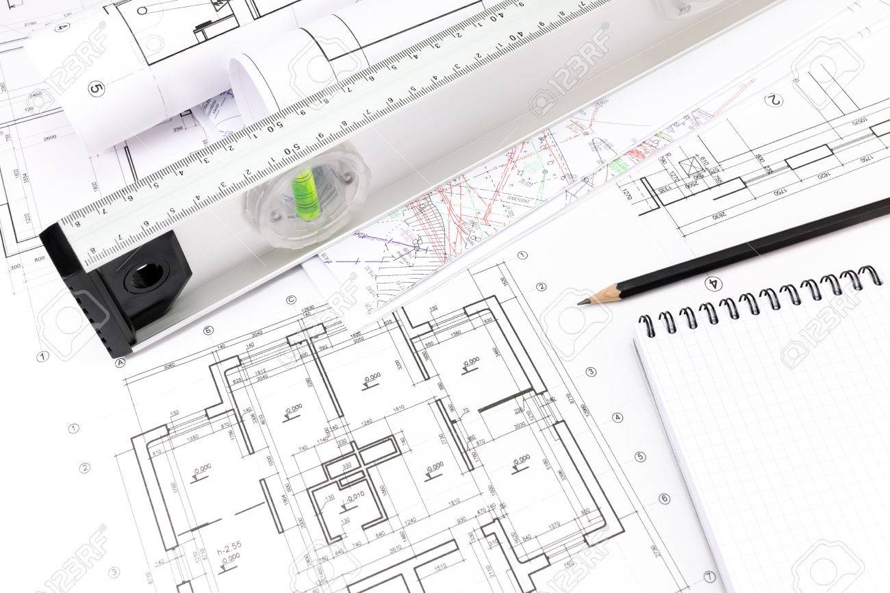 Architektonische entwã¼rfe der neuen hã¤user wasserwaage und notizblock mit bleistift lizenzfreie bilder