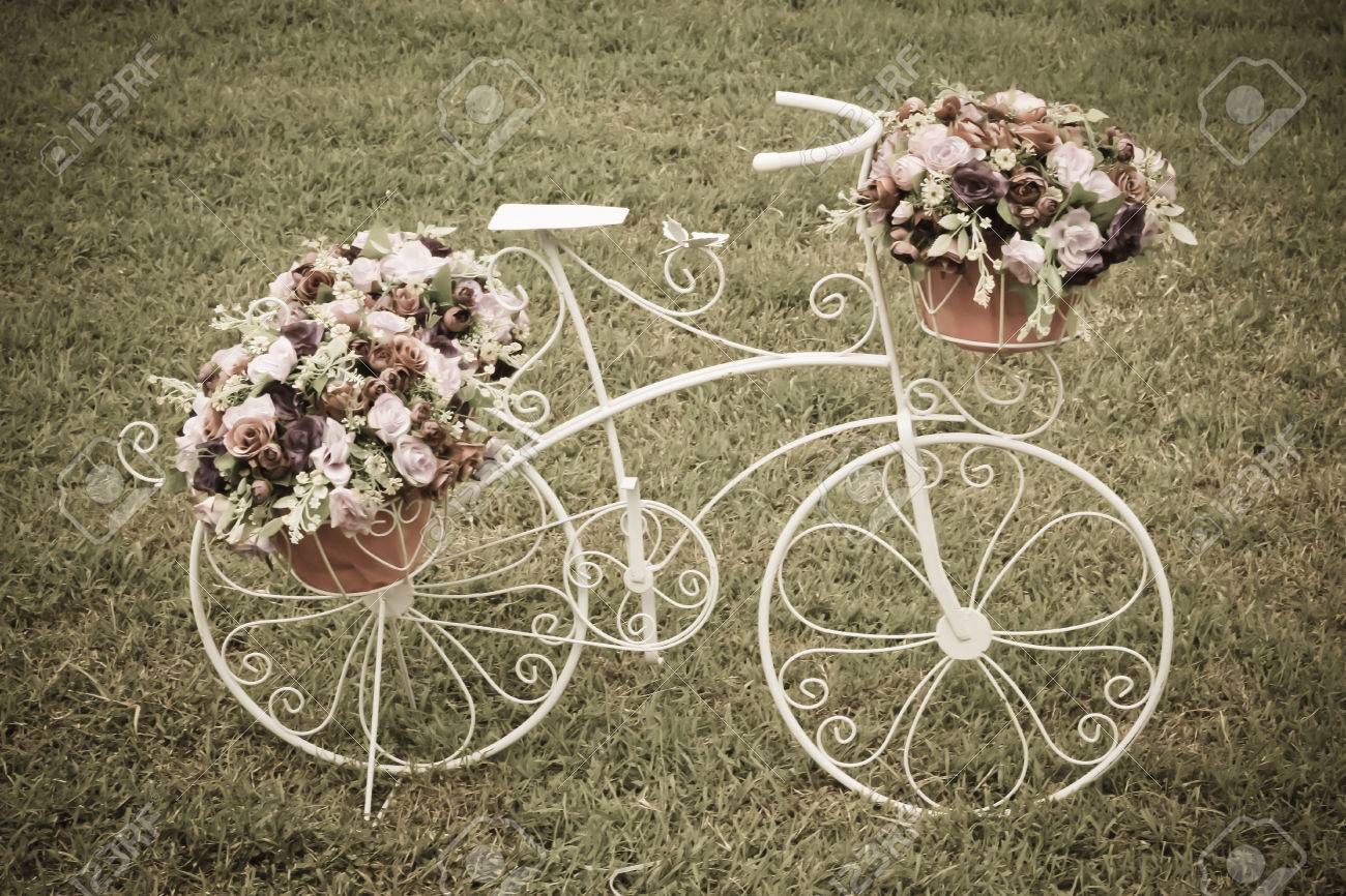 Vintage stiliserade dekorativa cykel blommor royalty fria ...