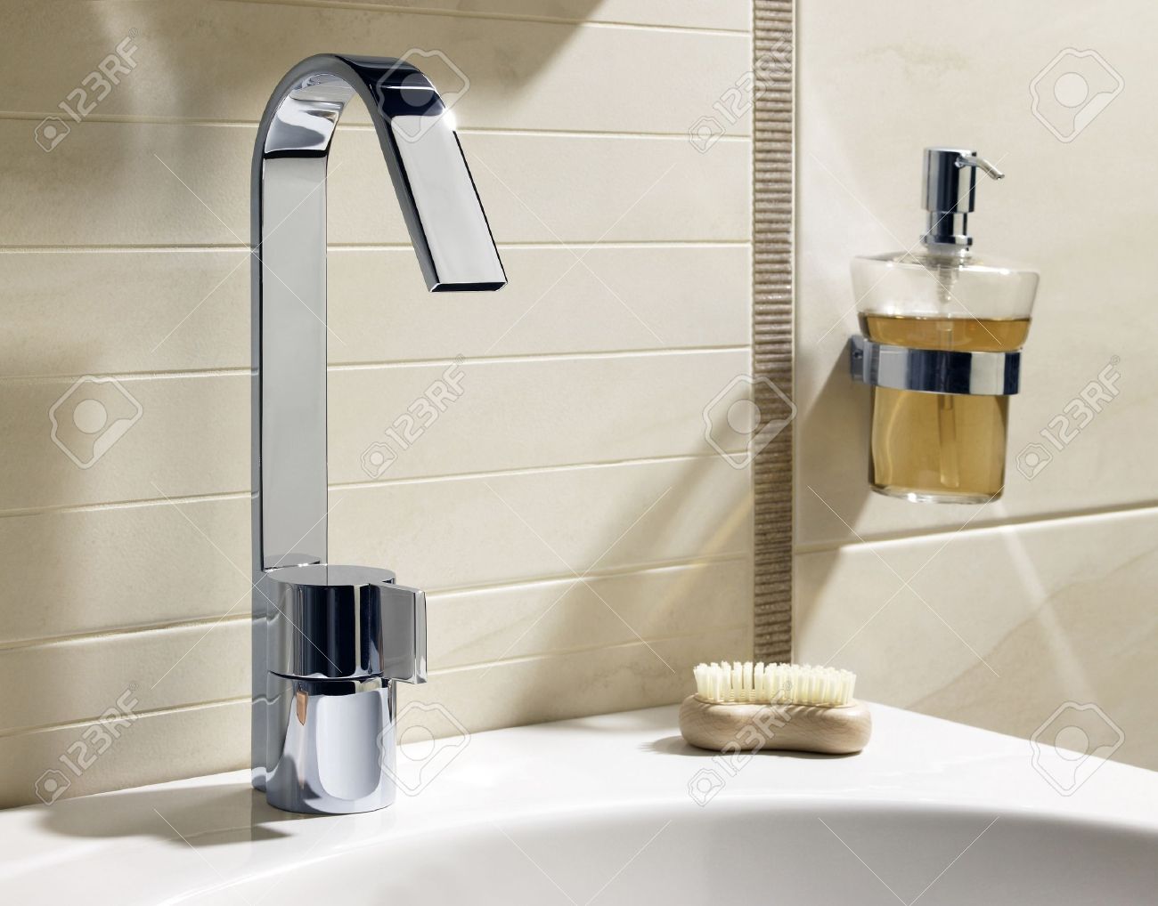 Robinet, savon liquide et d'un lavabo blanc dans salle de bain de ...