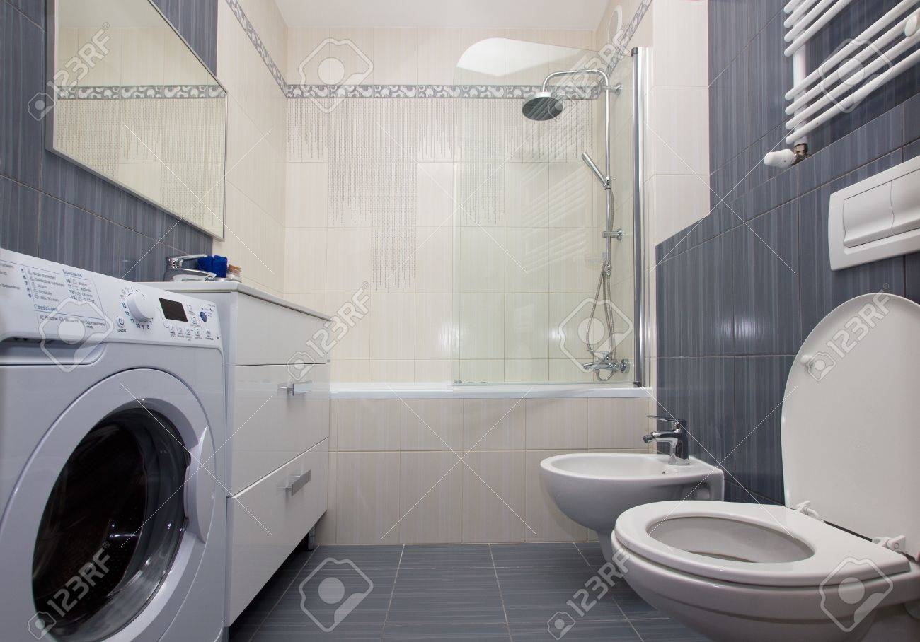 Salle de bains luxueuse moder à carreaux gris et blanc banque d ...
