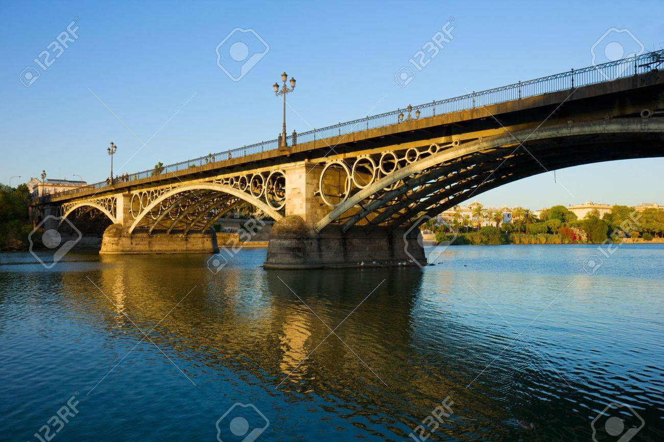 Pont de triana, le plus vieux pont de séville, espagne banque d ... Le ville plus