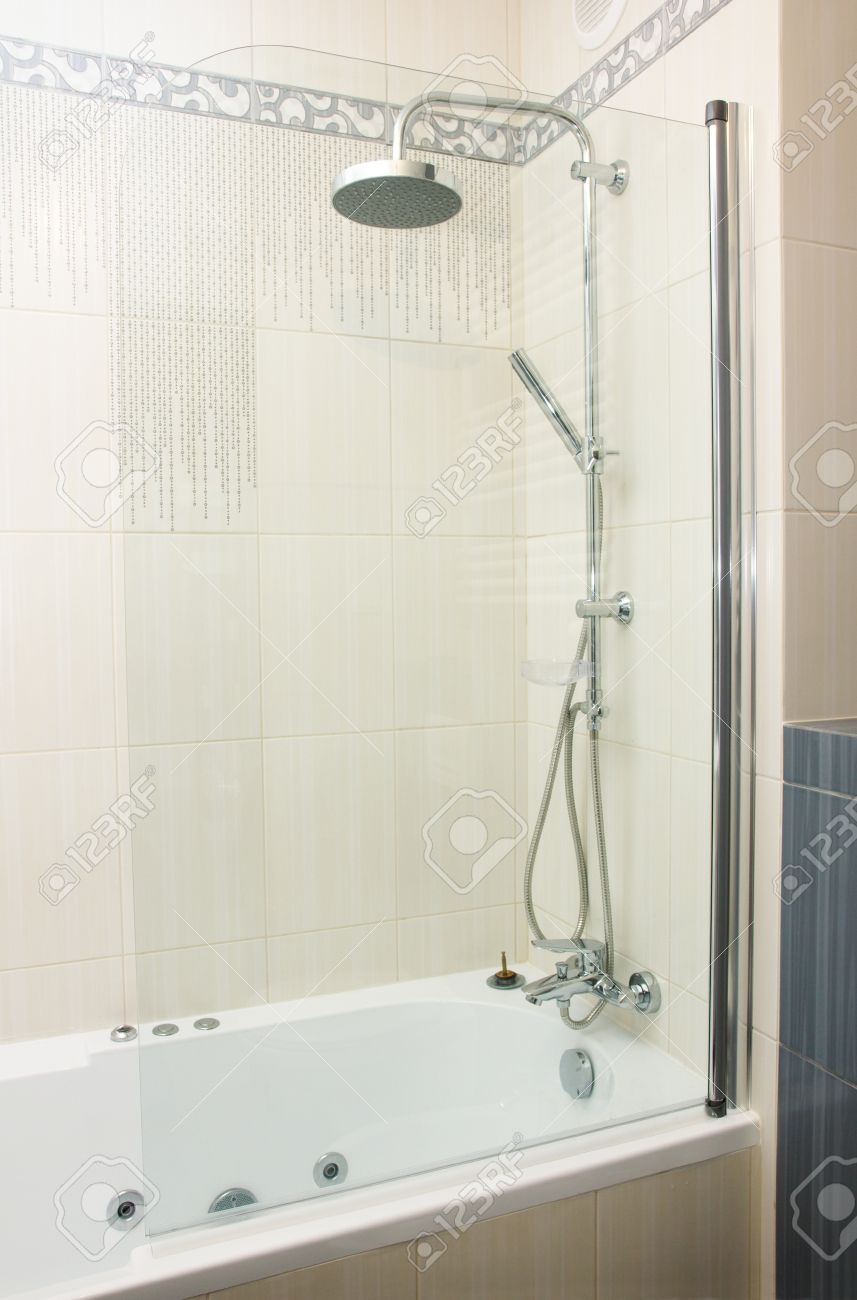 Douche dans salle de bain moderne gris et blanc banque d'images et ...