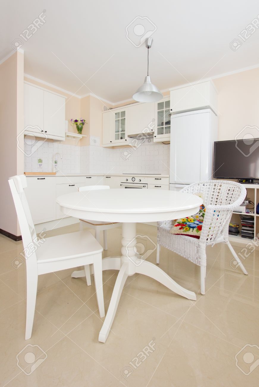 Vide cuisine moderne blanc avec table à manger de style rustique ...