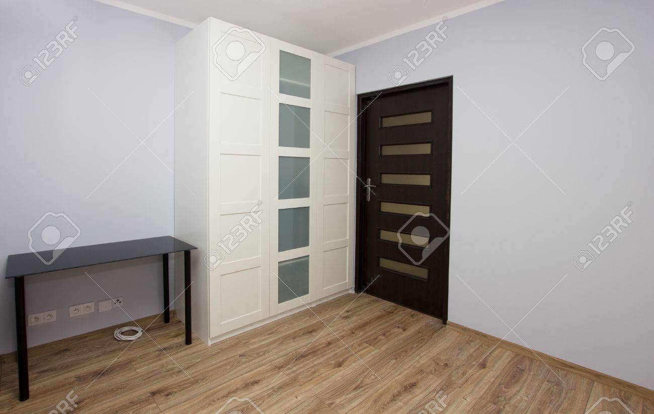 Intérieur de la chambre moderne avec grande armoire blanche banque ...