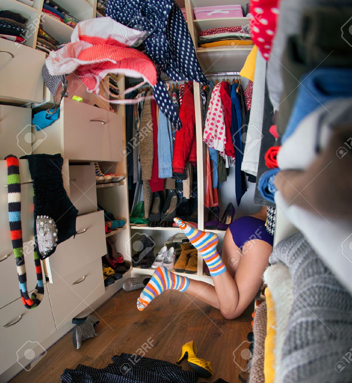 25823180-Nada-de-llevar-el-concepto-mujer-joven-en-busca-de-ropa-en-el-vestidor-Foto-de-archivo.jpg