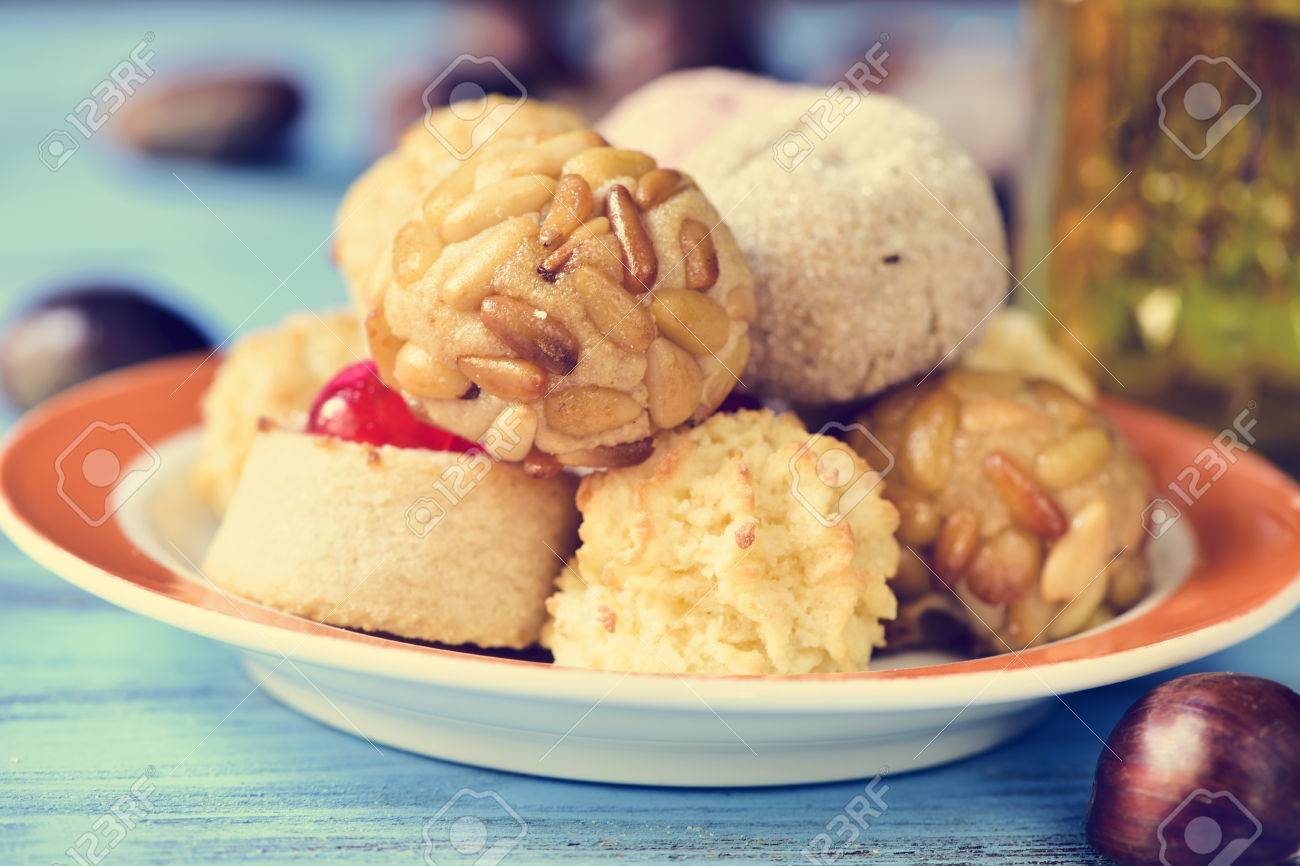 Un piatto con alcuni diversi panellets, dolci tipici della ...