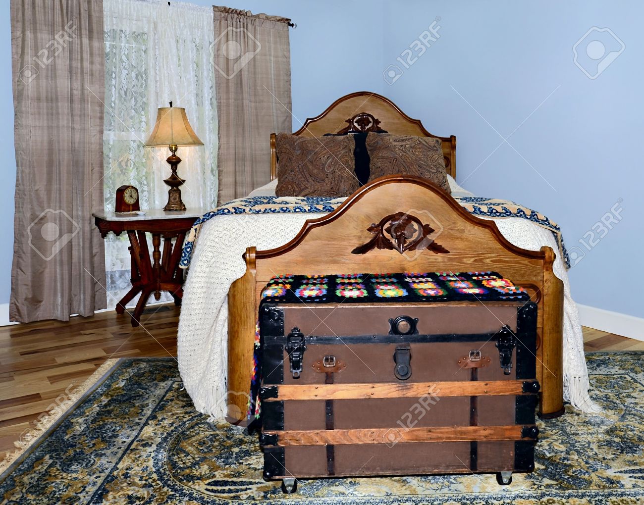 Antieke meubels in een slaapkamer met hickory vloeren een kastanje ...
