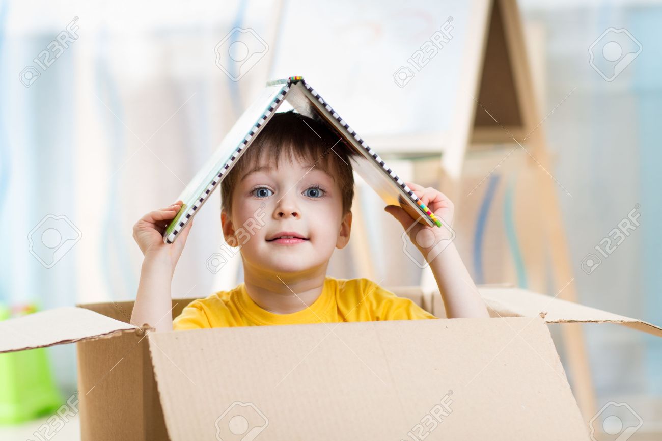 Kind jongen spelen in een stuk speelgoed huis bij kinderen kamer ...