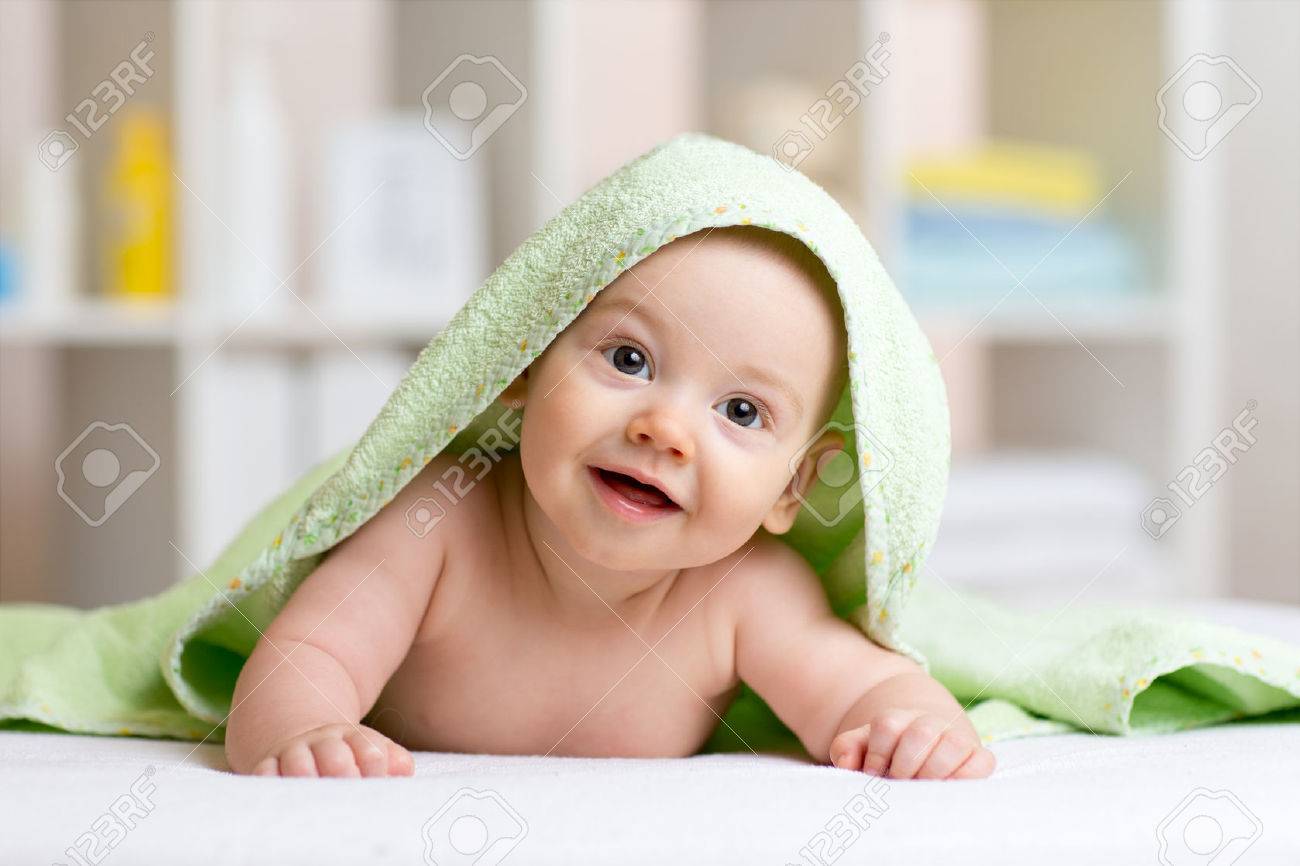 Neonato sorridente dopo la doccia o vasca da bagno con un ... Vasca per doccia bambini