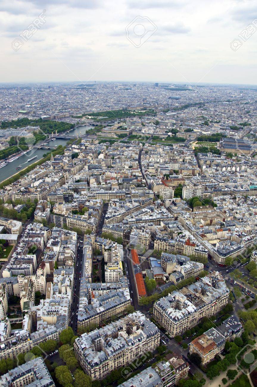 Centro di parigi, dalle alture. i tetti delle case moderne e ...