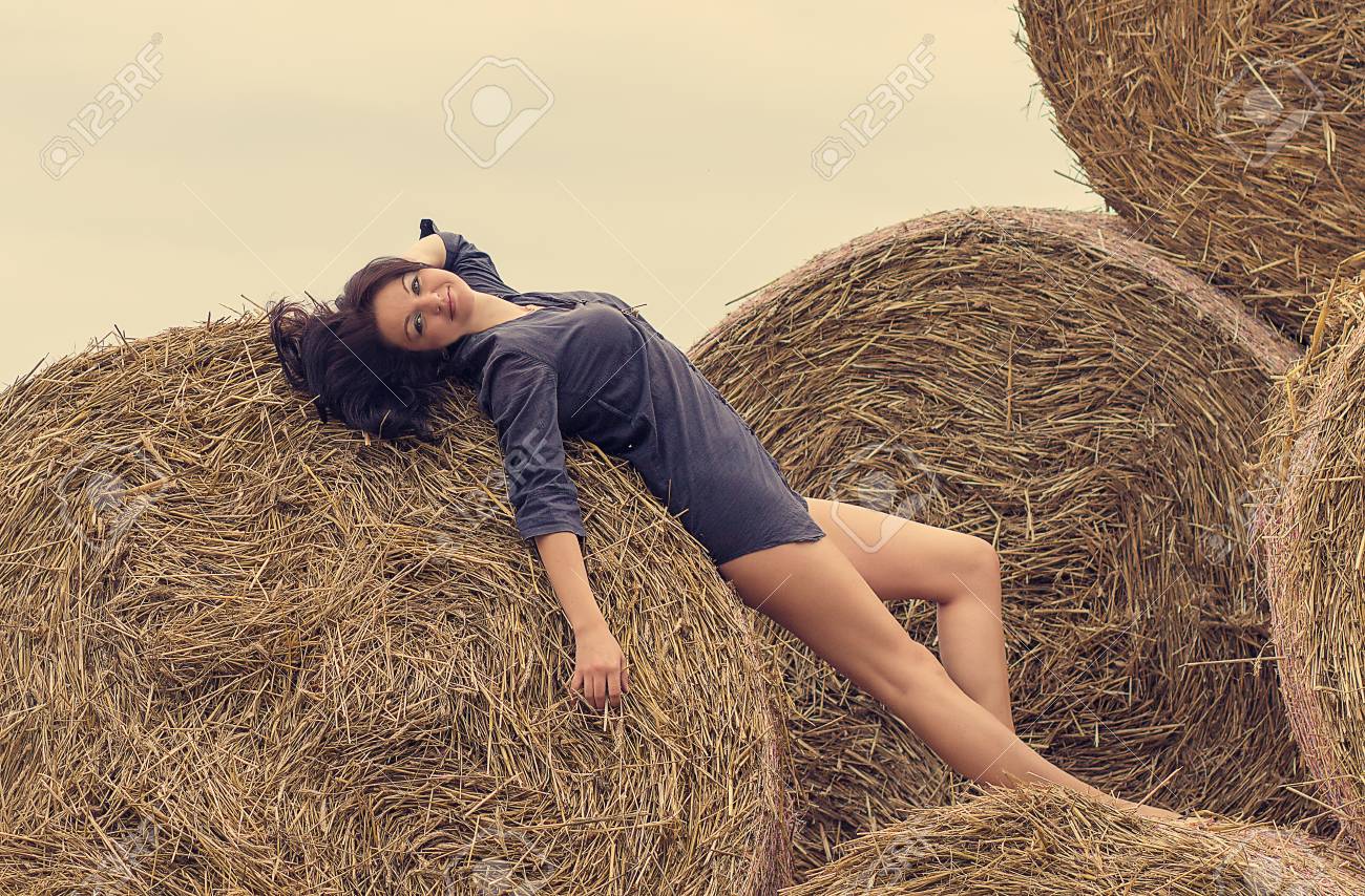 href http Брюнетка le rea на стоге сена