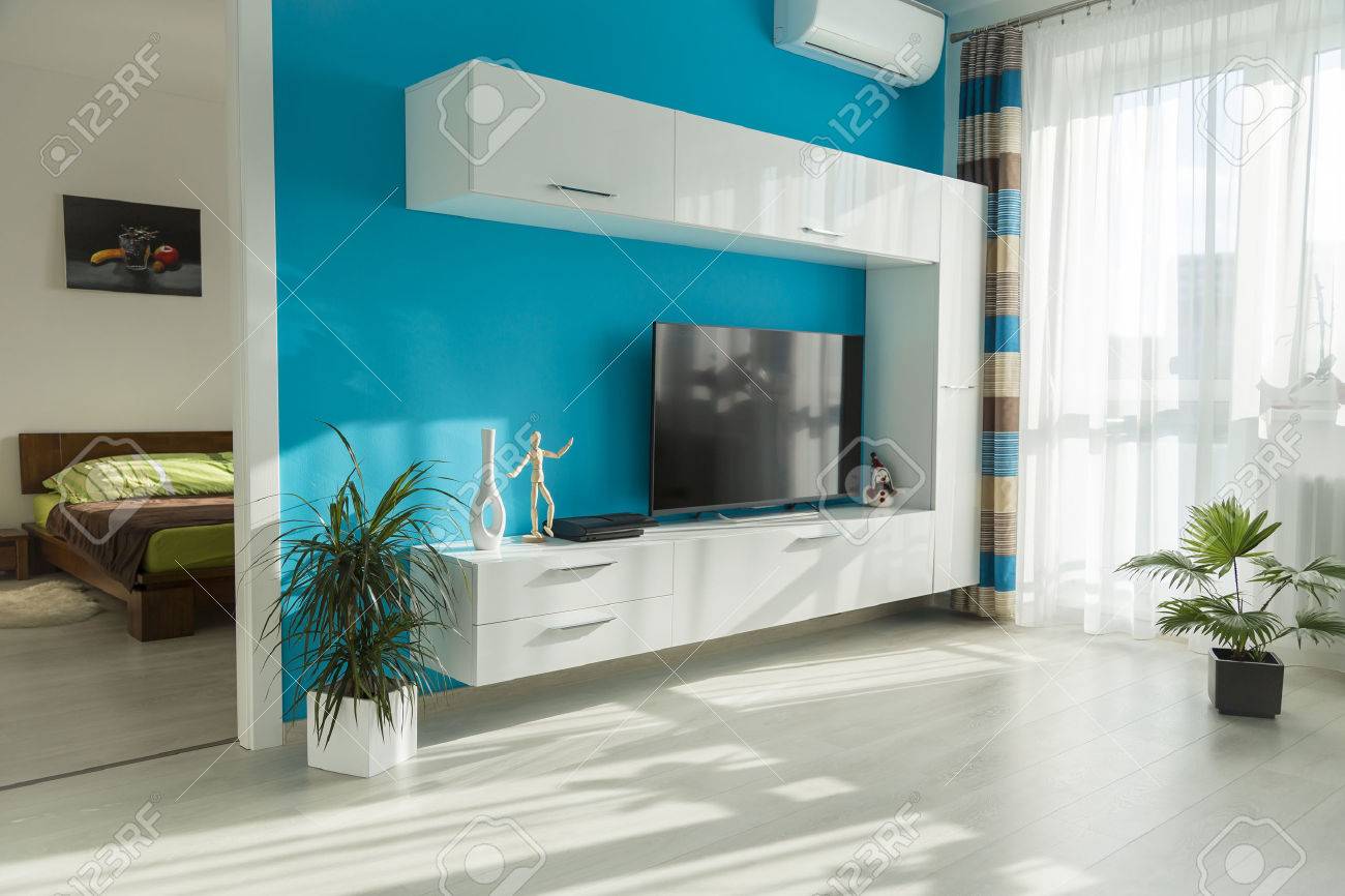 Modernes helles wohnzimmer mit tv und blick ins schlafzimmer lizenzfreie bilder 35954821
