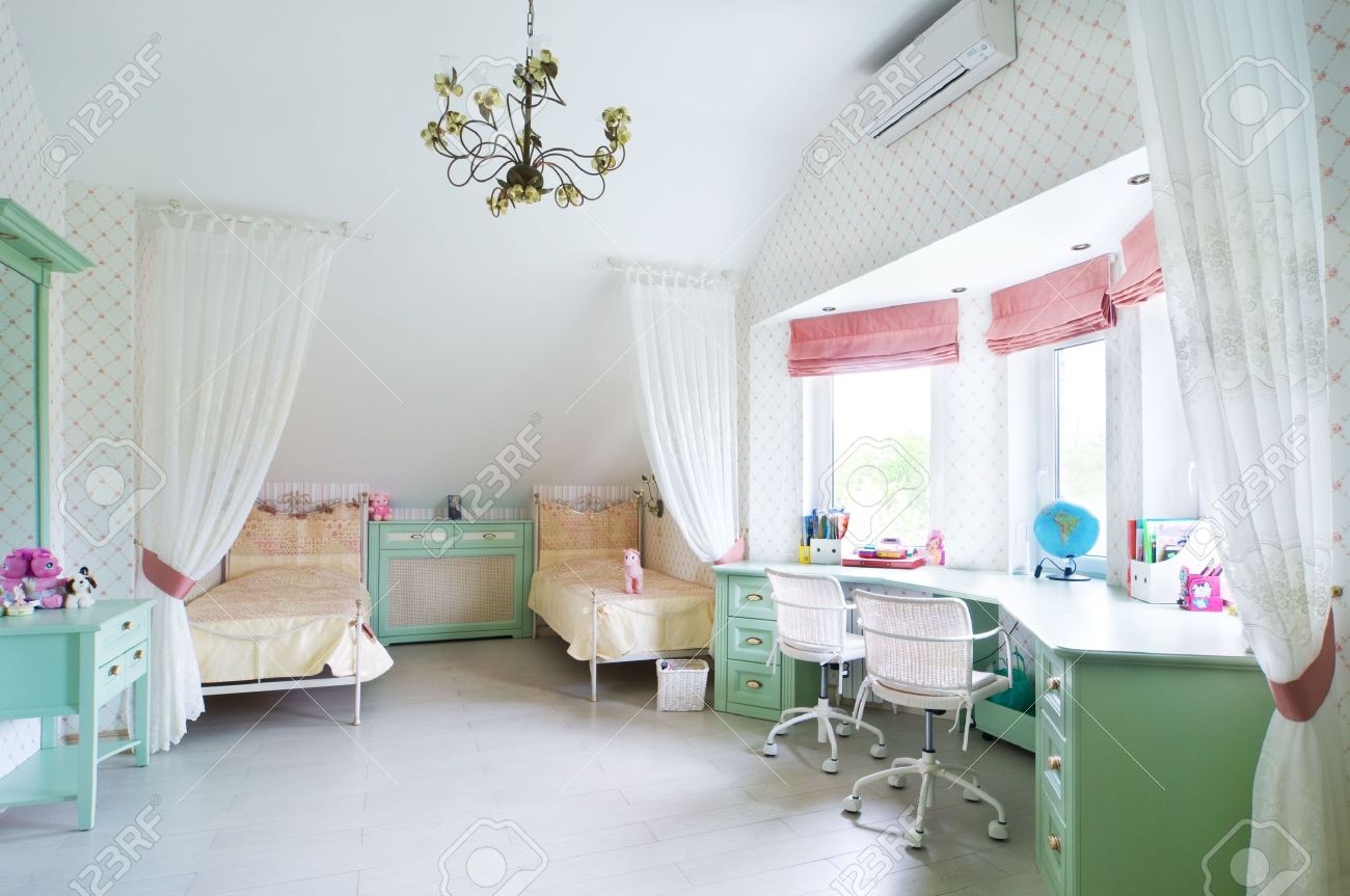 Kinder zimmer mit zwei betten lizenzfreie fotos, bilder und stock ...