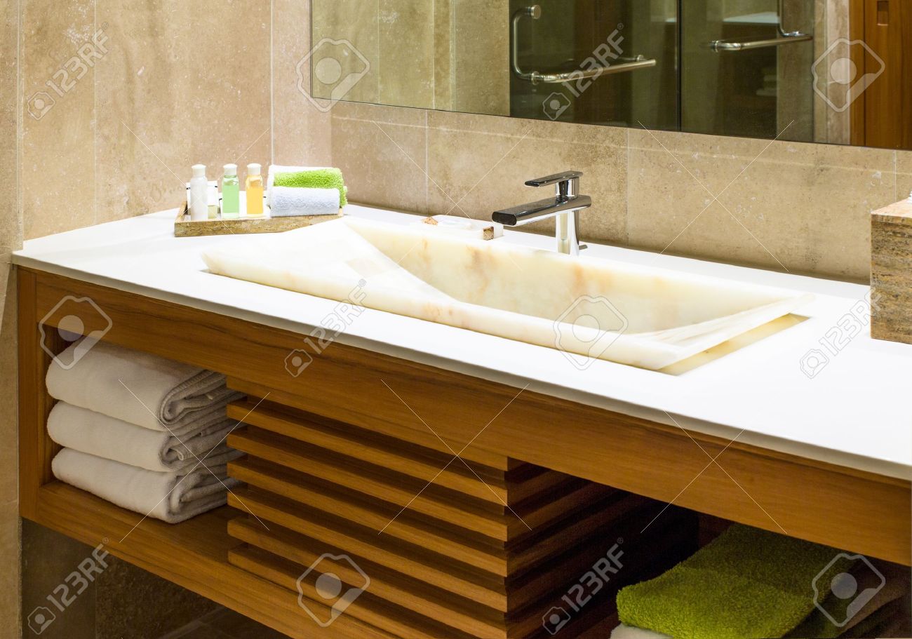 Modern marmor handfat i en toalett eller hotell badrum med ...