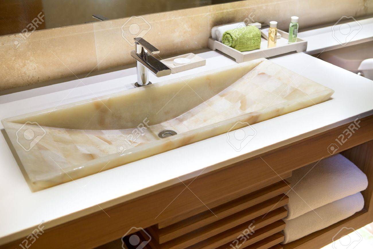 Lavabo en marbre moderne dans une salle de bains de l'hôtel dans ...