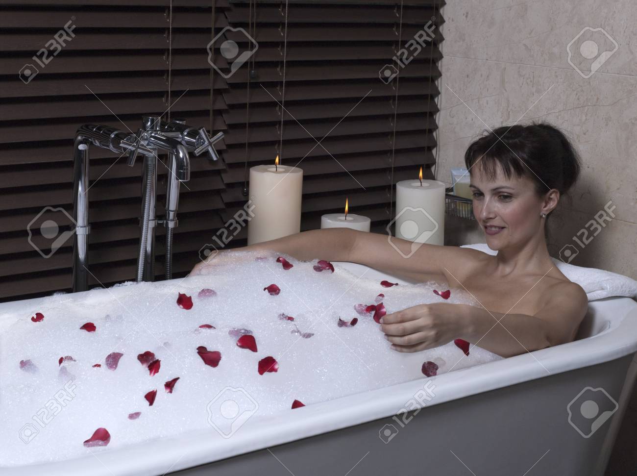 Belle femme calme et serein en chambre d'hôtel du palais dans une ...